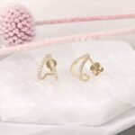 Natural Diamond Arrow Huggie Studs - 图片 4