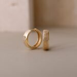 Natural Diamond Clover Huggies - 图片 5