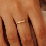 14K Solid Gold Natural Diamond Mini Bar Ring - 图片 4