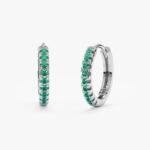 18k Solid Gold Emerald Huggie Hoop Earrings - 图片 2