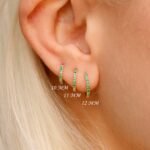 18k Solid Gold Emerald Huggie Hoop Earrings - 图片 5