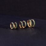 18k Solid Gold Emerald Huggie Hoop Earrings - 图片 6