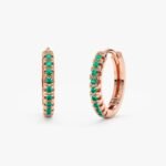 18k Solid Gold Emerald Huggie Hoop Earrings - 图片 4
