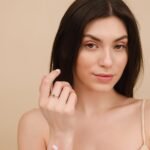 14K Solid Gold Mini Emerald and Diamond Engagement Ring - 图片 5