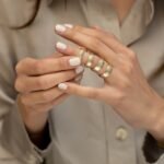 Solid Gold Hollow Moissanite Wedding Ring - 图片 4