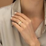 Solid Gold Hollow Moissanite Wedding Ring - 图片 5