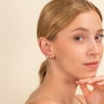 Solid Gold Mini Baguette Hoop Earrings - 图片 6
