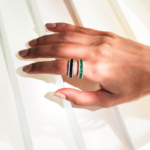 18K Solid Gold Emerald Half Eternity Band - 图片 2