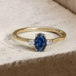 14K Solid Gold Oval Shape Blue Sapphire and Diamond 3 Stone Ring - 图片 2