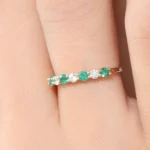 14K Solid Gold Alternating Emerald and Diamond Wedding Band - 图片 6