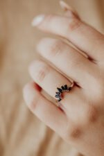 14K Solid Gold Flora Sapphire Tracer Band - 图片 2