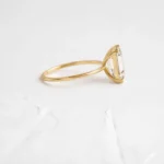 Filament Ring, Emerald Cut Moissanite Diamond 18karat Gold Ring - 图片 4