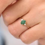 18K Solid Gold Oval Shape Emerald and Diamond 3 Stone Ring - 图片 2