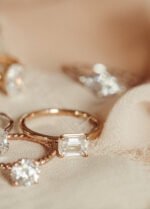 18K 实金祖母绿形切割四爪东西莫桑石单颗订婚戒指