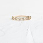 Distance Diamond 14 Karat Gold Band - 图片 2