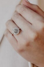 18K Solid Gold The Stella 1.14 ct Round Light Blue Sapphire Halo Ring - Image 2