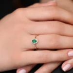 18K 纯金椭圆形切割祖母绿光环钻石戒指