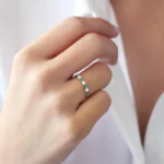 14K Solid Gold Alternating Emerald and Diamond Wedding Band - 图片 2