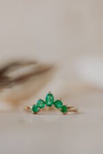 18K 纯金绿宝石追踪戒指