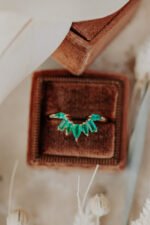 18K Solid Gold Flora Emerald Tracer Band - 图片 2