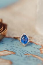 18K 纯金蓝宝石和钻石戒指