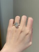 明亮式椭圆形切割莫桑石双隐形光环配冰晶明亮式椭圆形戒指