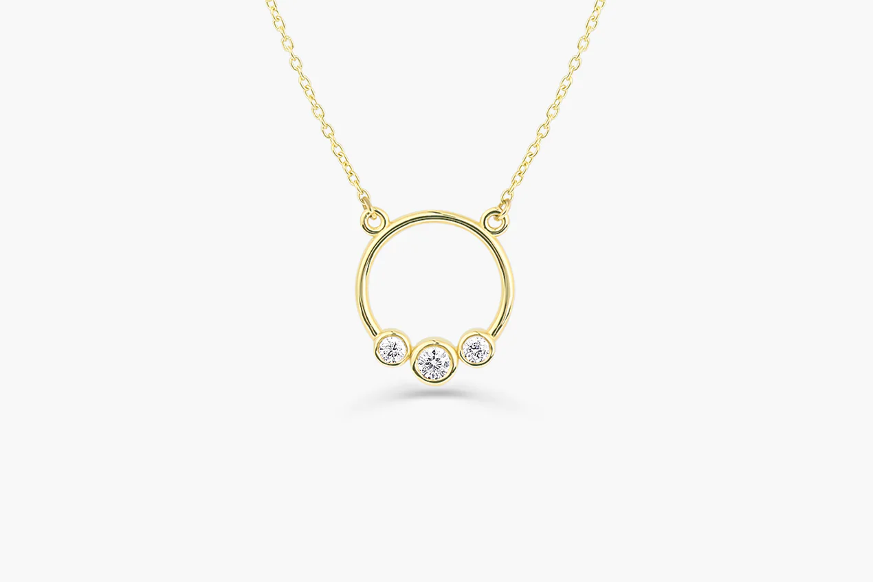 400548_d73ebfa66ad94f06acdabbea5e76a754mv2.webp 18k Gold Graduated Trio Bezel Diamond Circle Necklace - Image 1