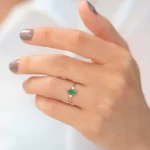 18K Solid Gold Oval Shape Emerald and Diamond 3 Stone Ring - 图片 3