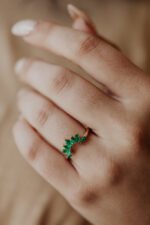 18K 纯金 Flora 祖母绿追踪戒指