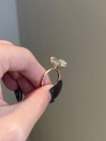 8.5 Carat Crushed Ice Hybrid Oval Cut Moissanite 4-Prong Hidden Solitaire Ring - 图片 3