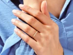 14K 纯金偏头痛装饰边框镶嵌结婚戒指，女士细款配套戒指