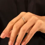 18K 纯金皇家曲线戒指 | 密镶微型真天然钻石戒指 | 人字形戒指