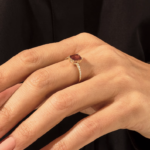 14K 纯金长方形石榴石钻石单钻戒指