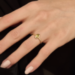 18K 纯金镶边橄榄石单石戒指