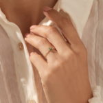 18K Solid Gold Minimalist Emerald Trio Ring - 图片 3