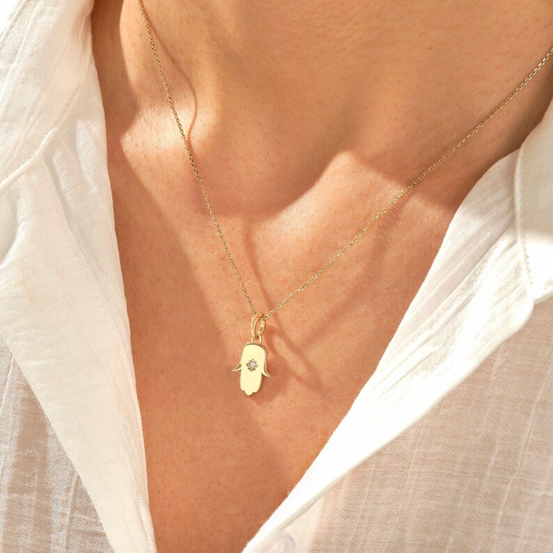 ed1c22_4a425f845b21423997f2df6ac62feff8mv2.jpg Hamsa Hand Protection Pendant | Tiny Natural Diamond Spiritua Charm | 18k Solid Gold - 图片 1