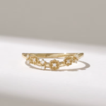 Floral Daisy Wedding Ring: 14k Solid Gold Curved Stackable Band for Women - 图片 2
