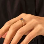 18K 纯金椭圆形蓝宝石钻石戒指