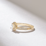 Small Pear Moissanite Diamond Halo Ring | 0.30CT Dainty Engagement Ring for Women - 图片 4