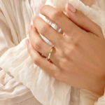 Bezel Classic 结婚戒指 | 18K 纯金小尺寸莫桑石钻石周年戒指